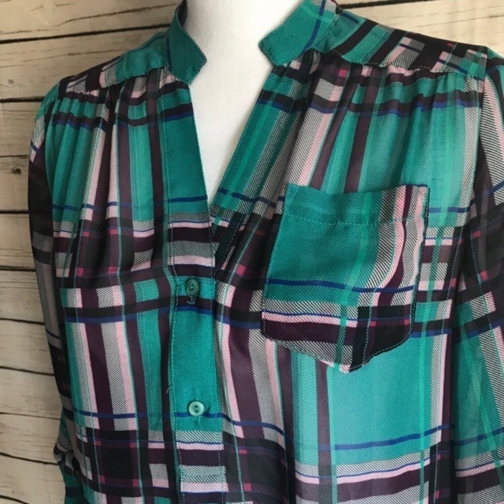 Francesca’s Collection Bird Cage Plaid Button Up Tunic - Picture 2 of 7